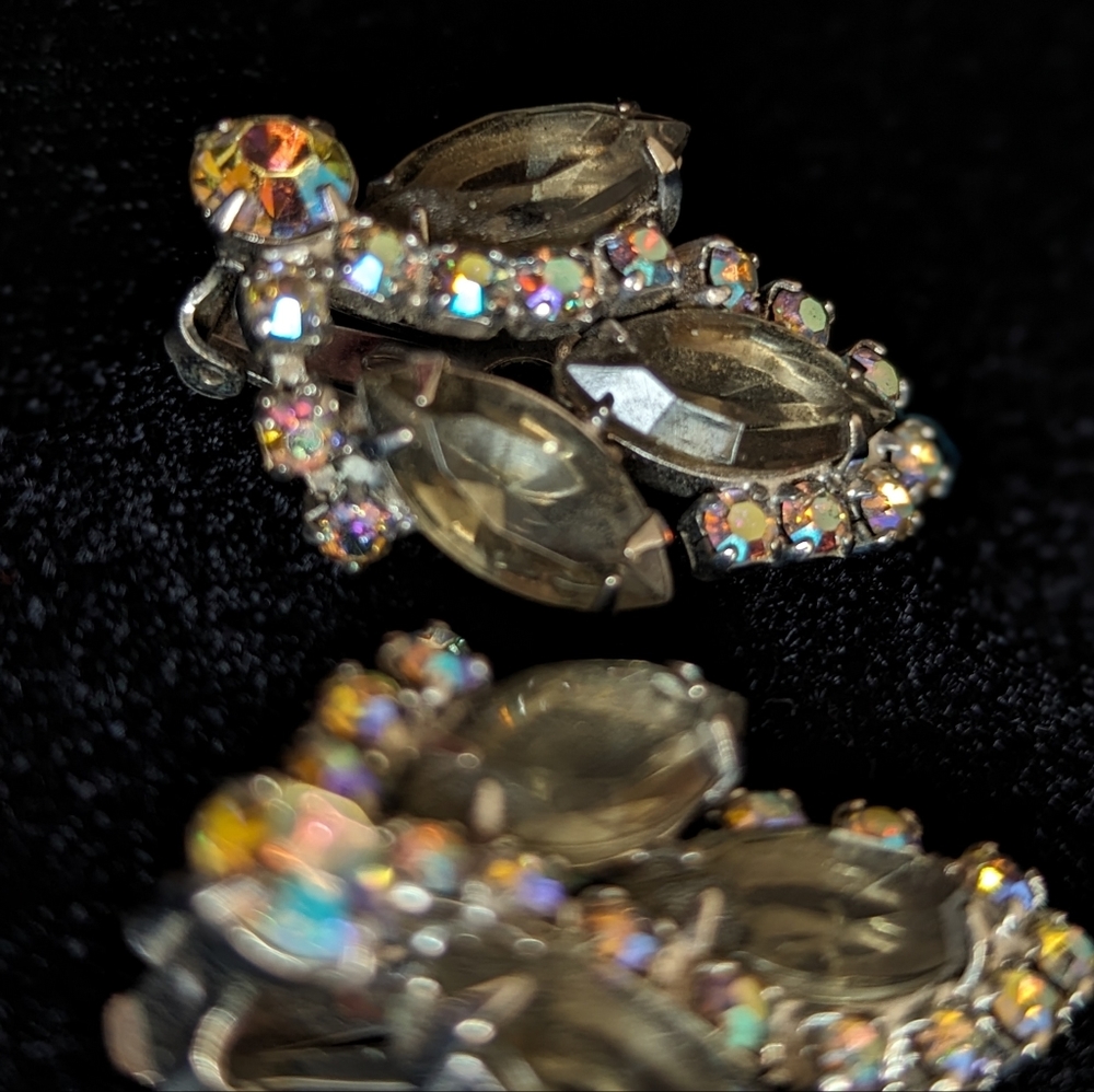 Vintage 50's Clip Earrings with Smoky/Aurora Borealis Stones and Silver Tone - Picture 2 of 8
